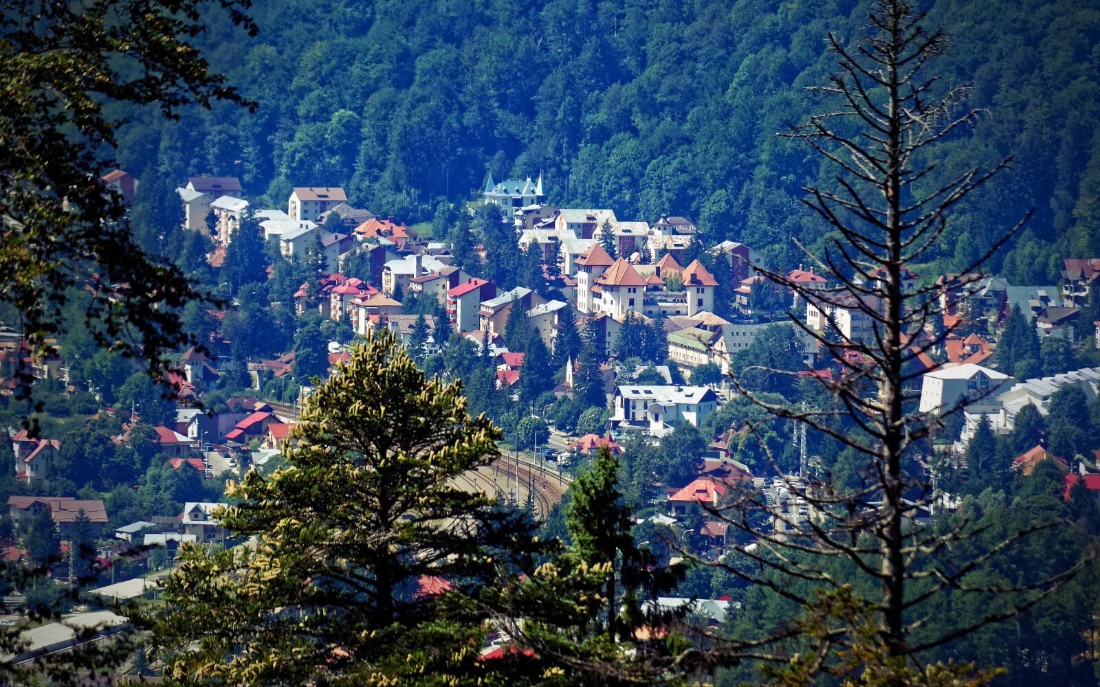 Nikon D5100 sample photo. Landscape, the town, mountain photography