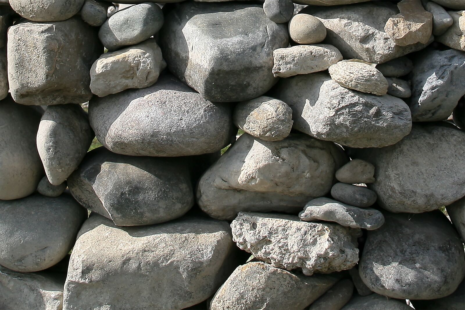 Canon EOS 400D (EOS Digital Rebel XTi / EOS Kiss Digital X) sample photo. Pebbles, wall, background photography