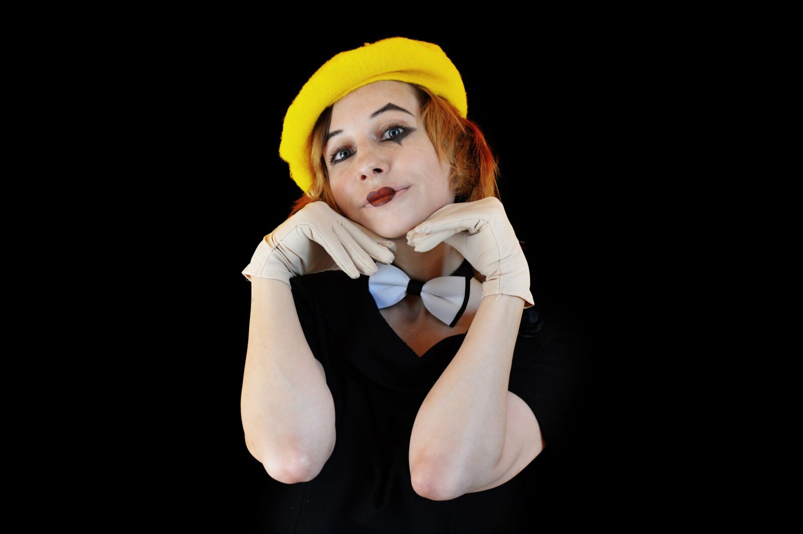 Nikon D3200 sample photo. Clown, tender emotion, actress photography