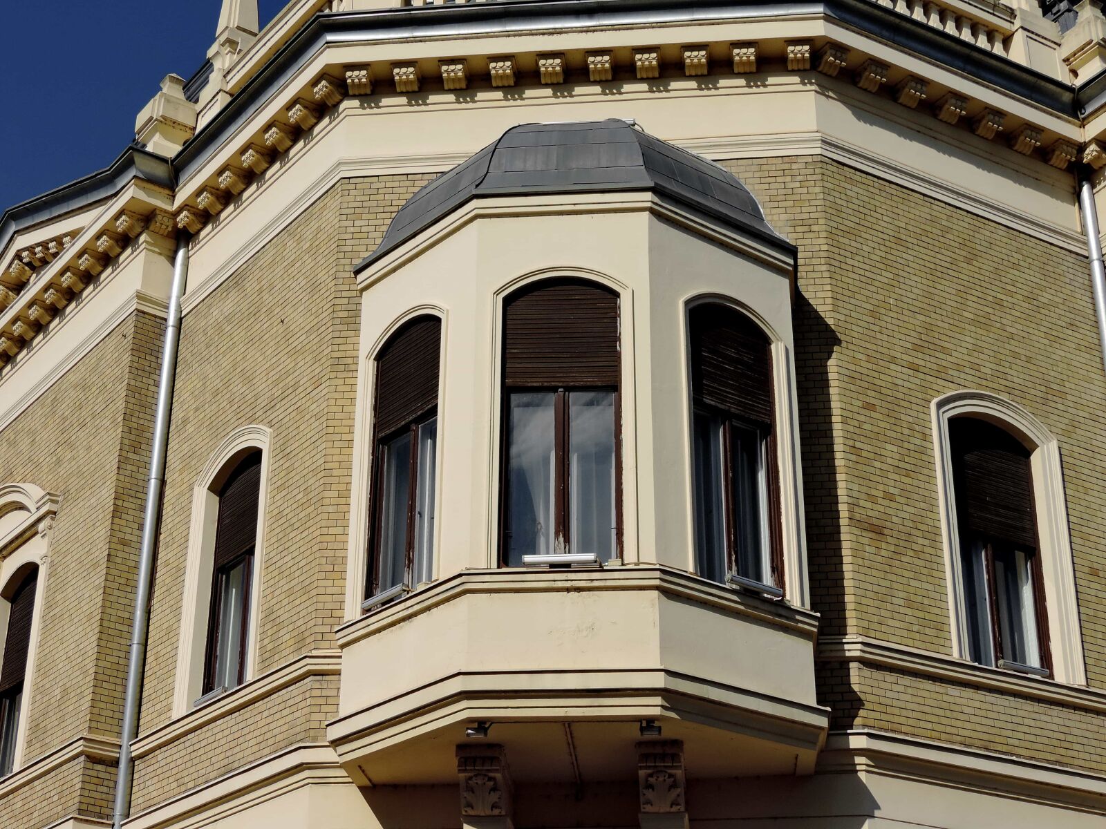 Nikon Coolpix P520 sample photo. Facade, architecture, building, window photography