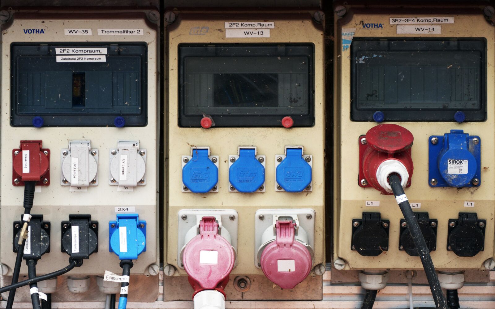Panasonic Lumix DMC-FZ1000 sample photo. Distribution box, sockets, power photography