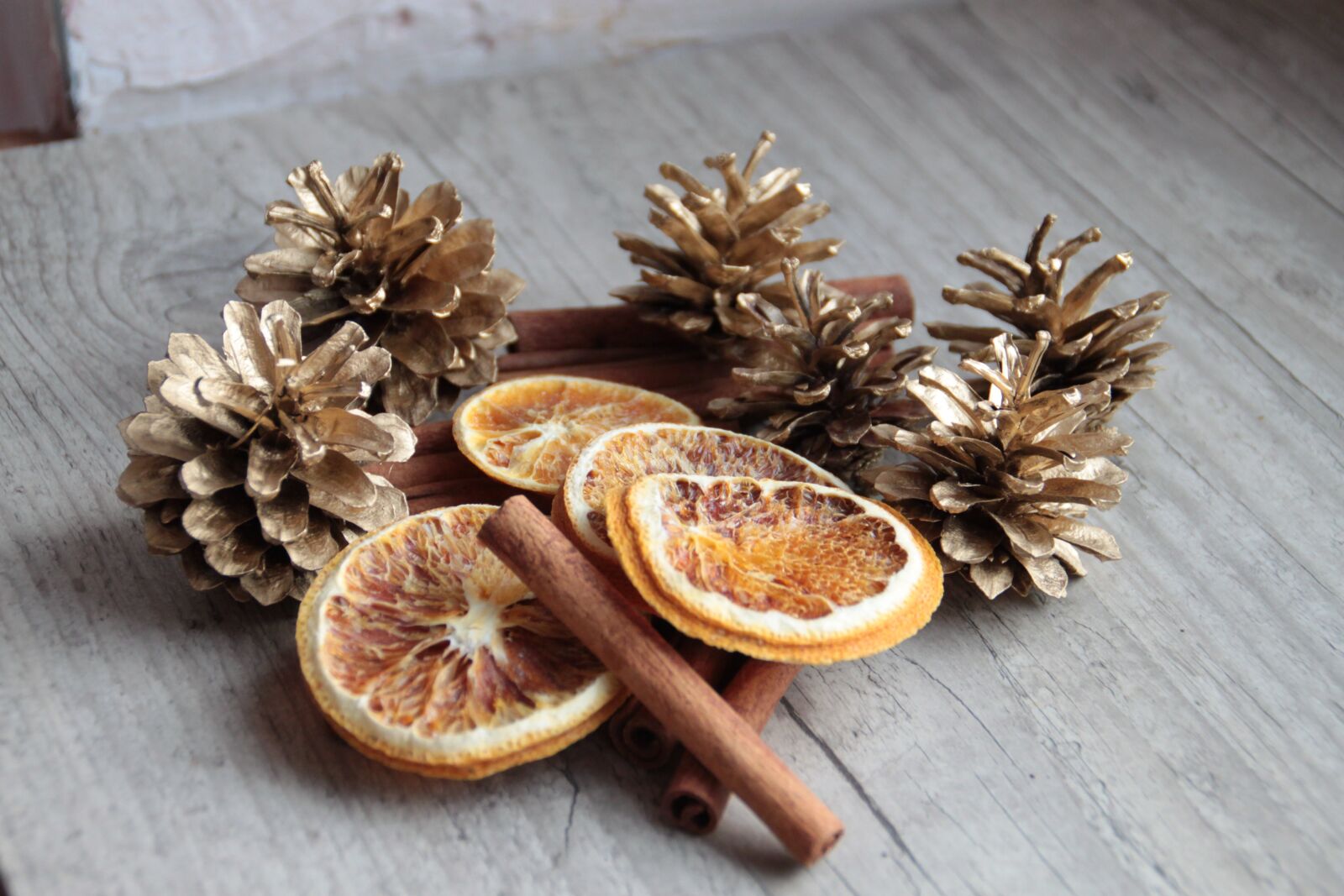 Canon EOS 500D (EOS Rebel T1i / EOS Kiss X3) sample photo. Pinecone, golden, christmas photography