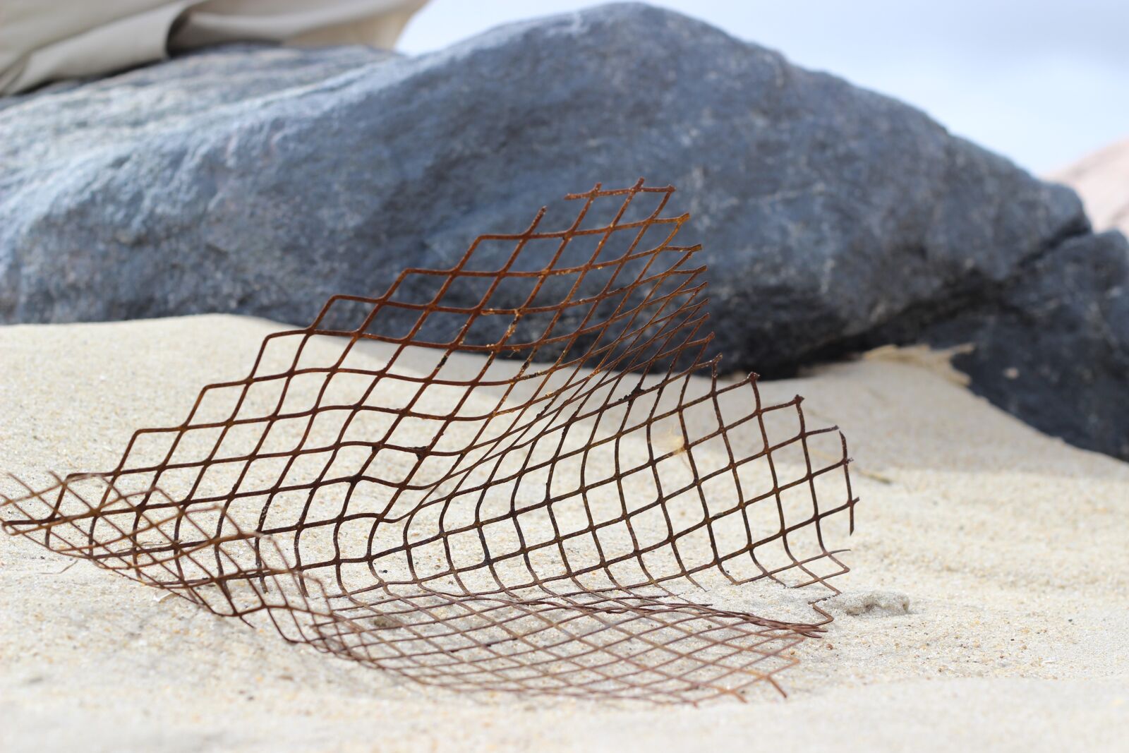 Canon EOS 600D (Rebel EOS T3i / EOS Kiss X5) + Canon EF 50mm F1.8 II sample photo. Beach, steel mesh, sand photography