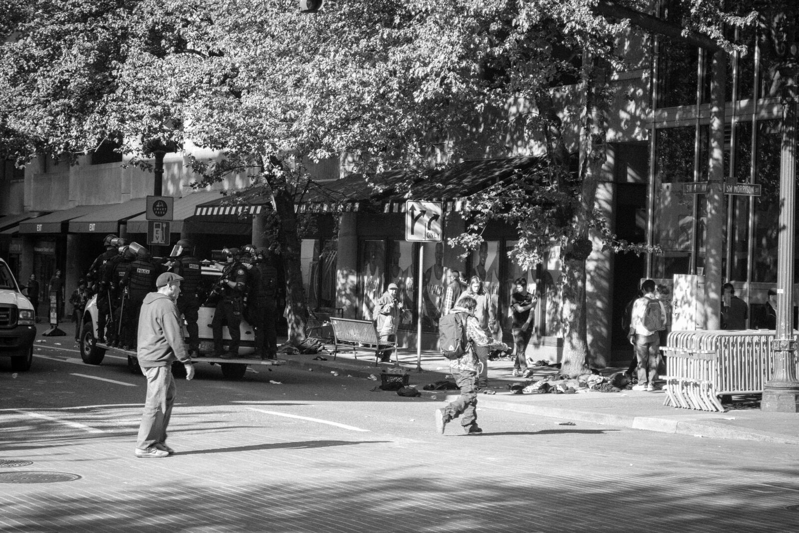 Canon EOS 700D (EOS Rebel T5i / EOS Kiss X7i) sample photo. Crowd, control, police, police photography