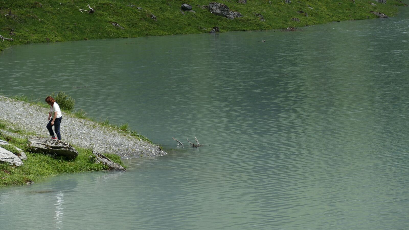 Panasonic Lumix DMC-FZ1000 sample photo. Lake, bank, wanderer photography