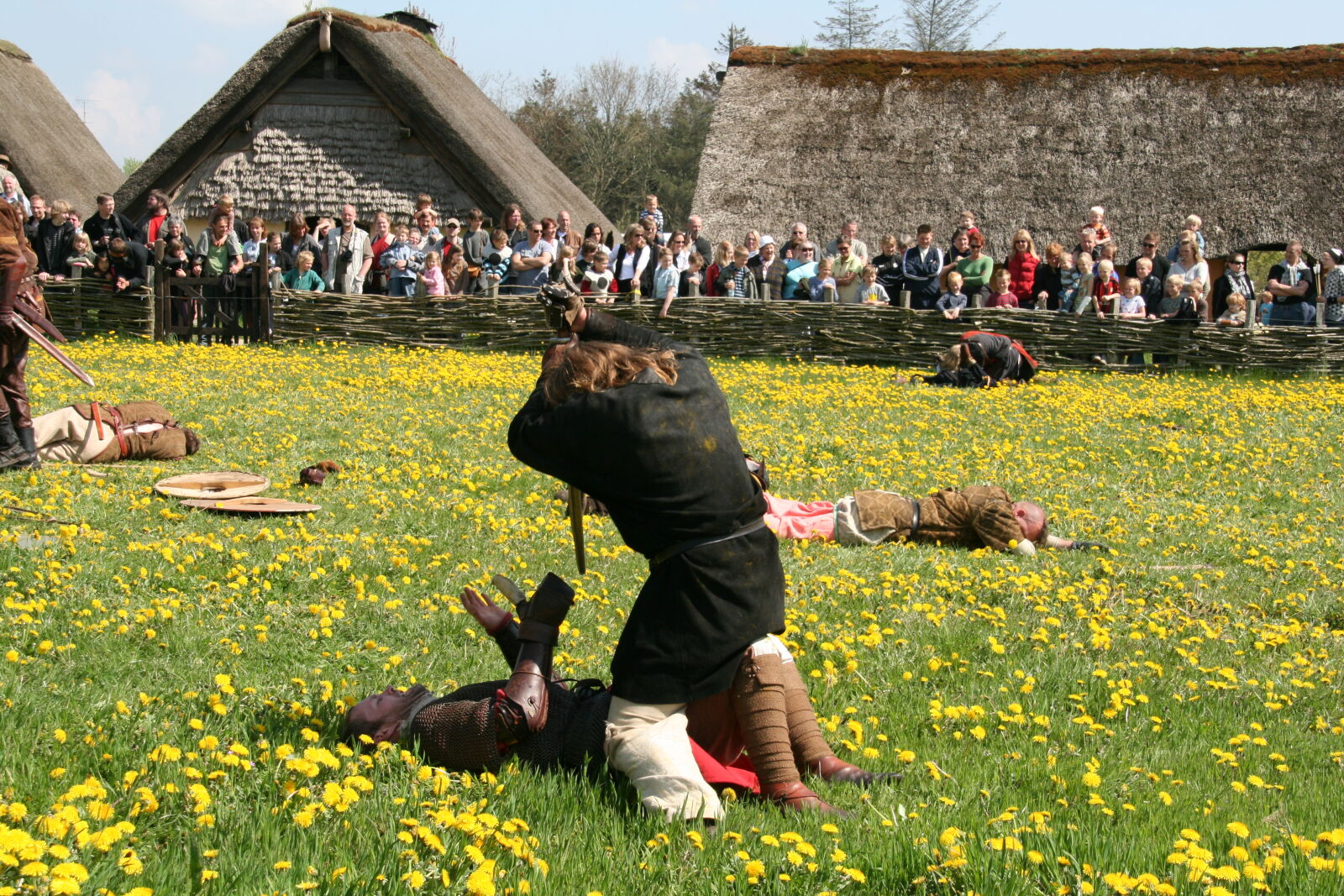 Sigma 18-200mm f/3.5-6.3 DC OS sample photo. Actors, audience, children, crowd photography