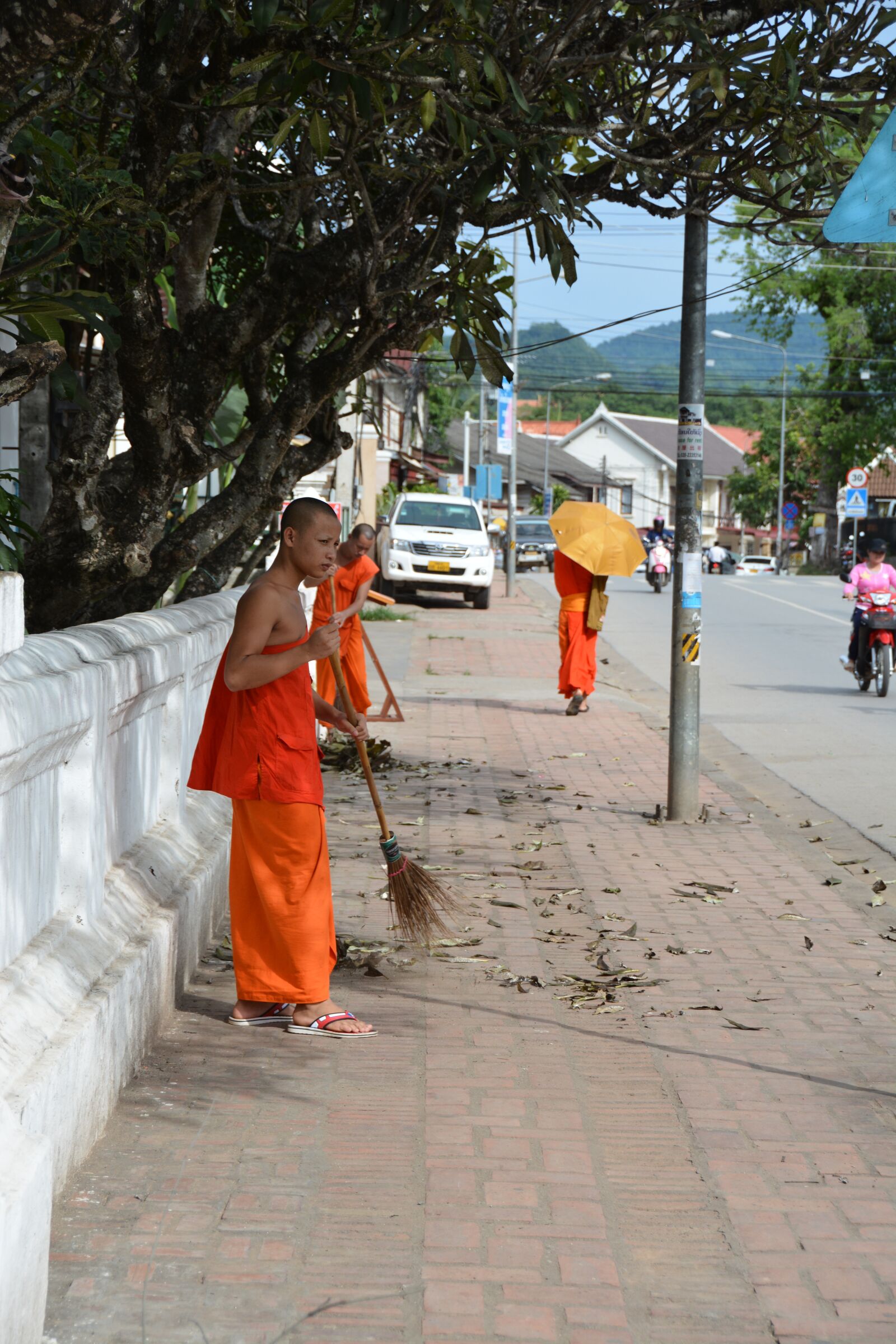 Nikon D7100 sample photo. Laos, luang prabang, monks photography