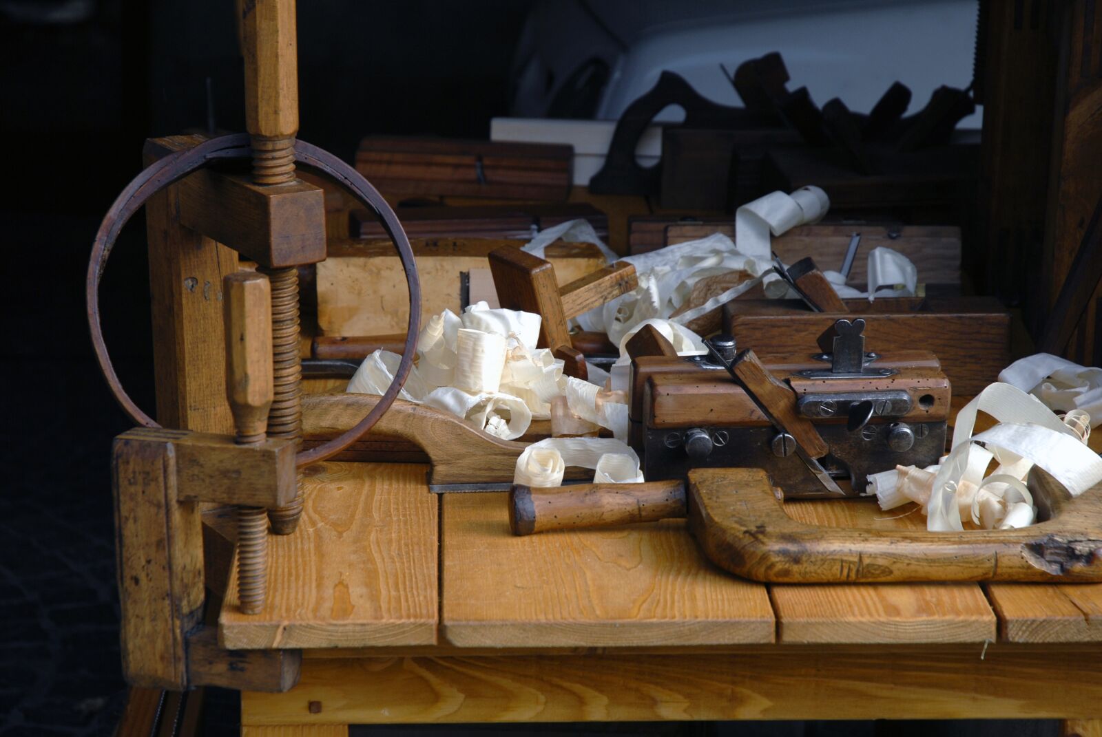 Nikon D200 sample photo. Carpenter, plane flat-band, shavings photography