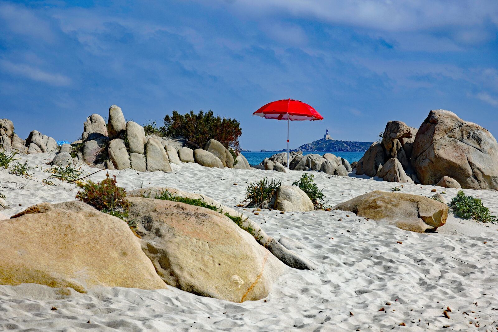 Vario-Elmar TL 1:3.5-5.6 / 18-56 ASPH. sample photo. Sun, parasol, red photography