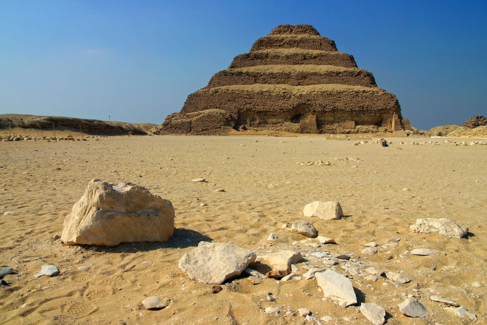 Canon EOS 300D (EOS Digital Rebel / EOS Kiss Digital) sample photo. Pyramid, desert, sand photography