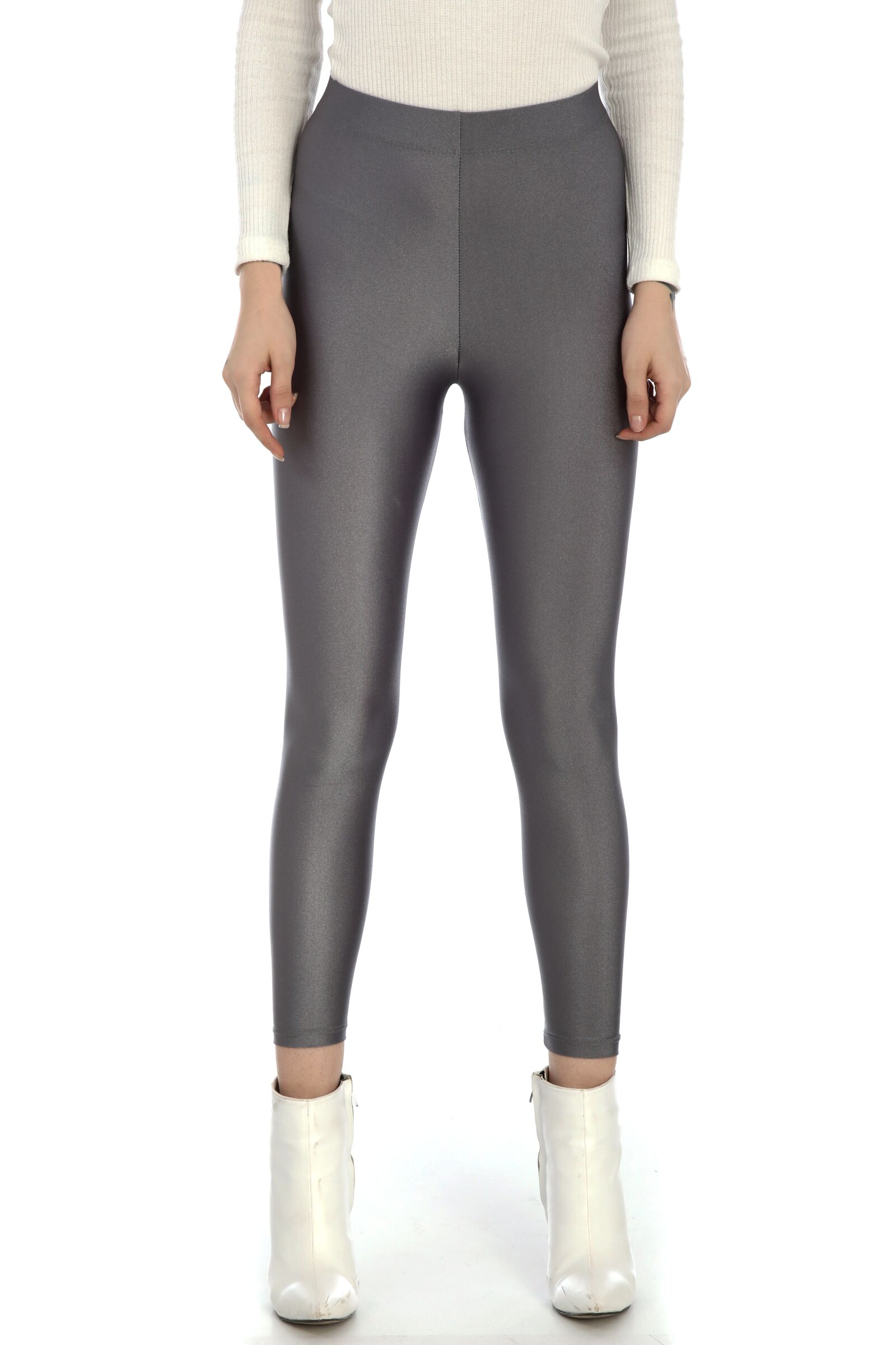 Canon EOS 5D Mark IV sample photo. Tights, grey, fashion photography