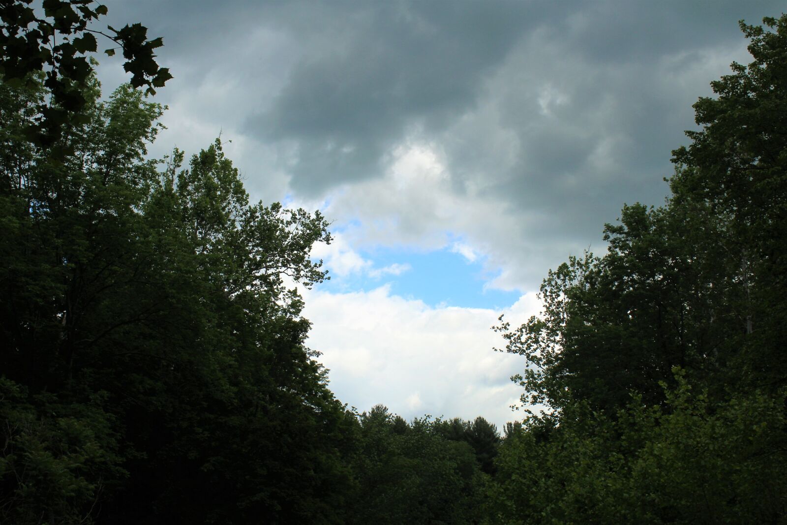 Canon EOS 1200D (EOS Rebel T5 / EOS Kiss X70 / EOS Hi) sample photo. Blue, sky, dark, clouds photography