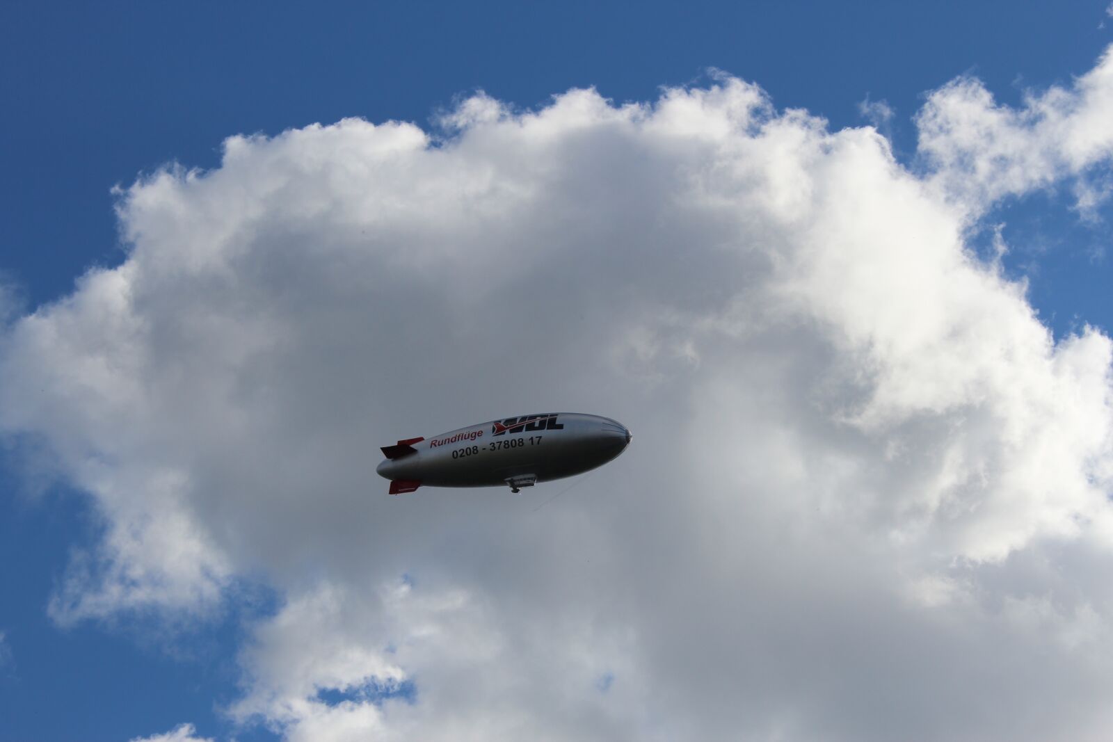 Canon EOS 600D (Rebel EOS T3i / EOS Kiss X5) sample photo. Airship, clouds, sky photography