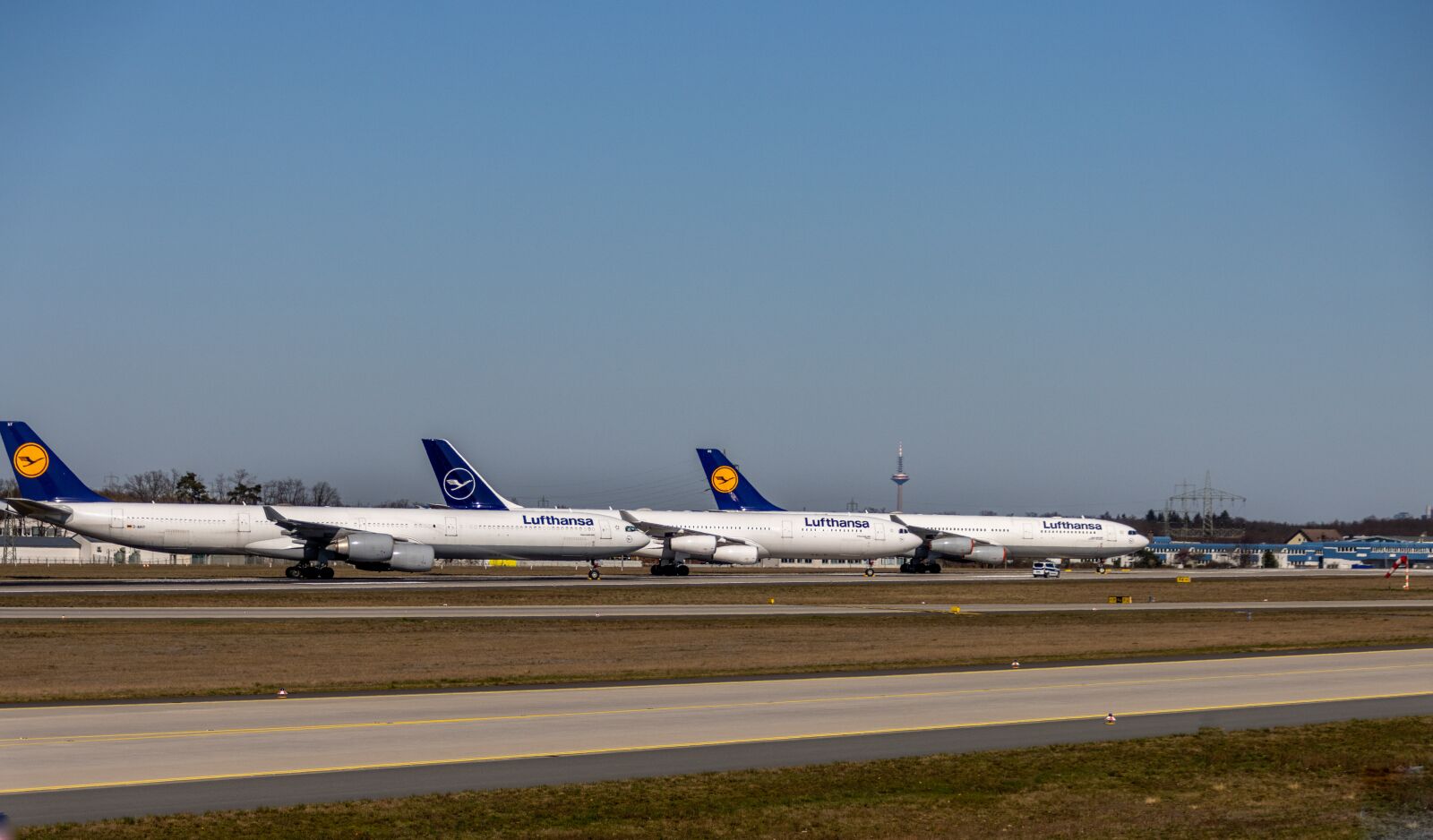 Canon EOS 90D sample photo. Airplane, airport, runway photography