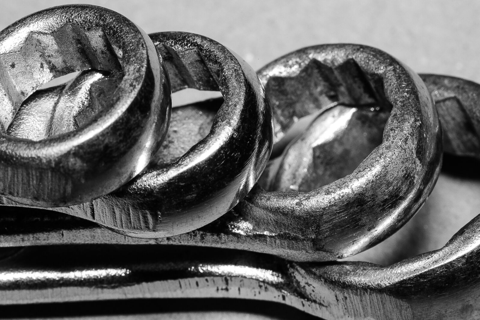 Canon EF 100mm F2.8 Macro USM sample photo. Old, closeup, steel photography