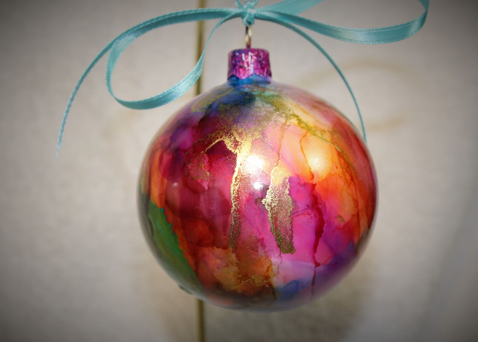 Canon EOS 1300D (EOS Rebel T6 / EOS Kiss X80) sample photo. Alcohol ink, christmas ornament photography