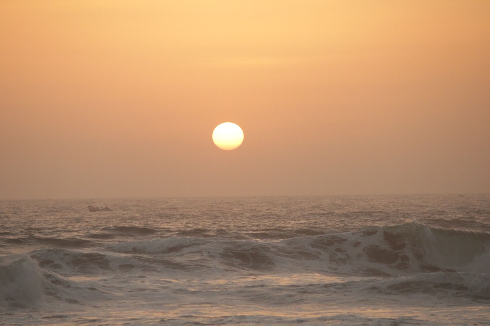 Canon EOS 2000D (EOS Rebel T7 / EOS Kiss X90 / EOS 1500D) sample photo. Sunset, sea, waves photography