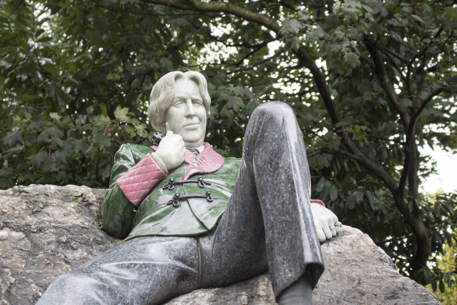 Canon EOS 750D (EOS Rebel T6i / EOS Kiss X8i) sample photo. Dublin, oscar wilde sculpture photography
