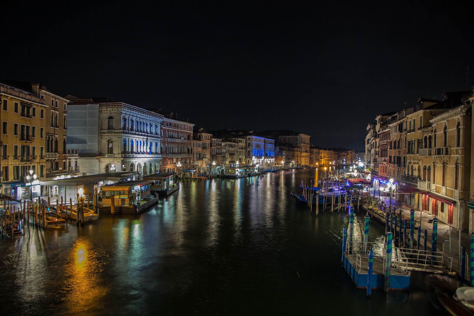 Canon EOS 80D + Canon EF-S 15-85mm F3.5-5.6 IS USM sample photo. Venice, the night, lights photography