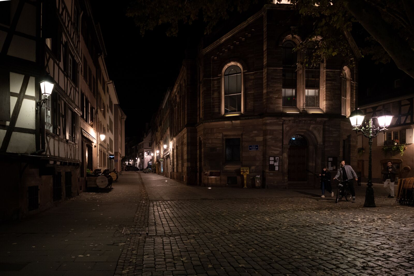 E 21mm F2.8 sample photo. Night, street, city photography