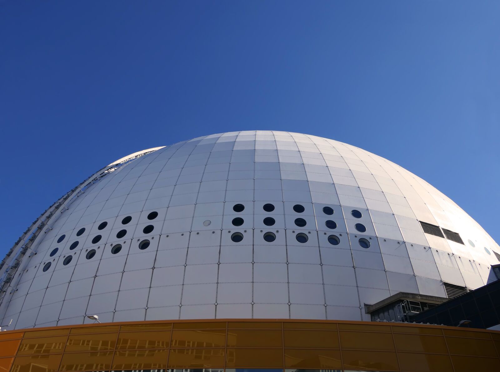 Panasonic Lumix DMC-FZ2500 (Lumix DMC-FZ2000) sample photo. Dome, show room, skyview photography