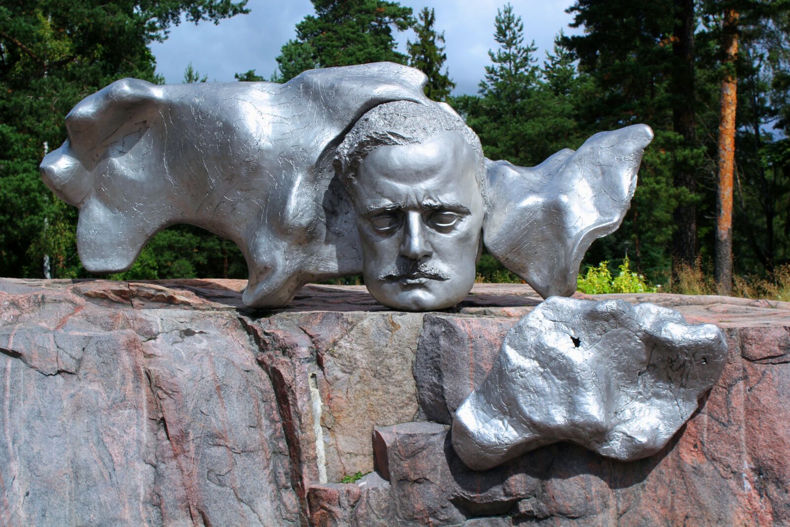 Canon EOS 550D (EOS Rebel T2i / EOS Kiss X4) sample photo. Statue, monument, metal photography