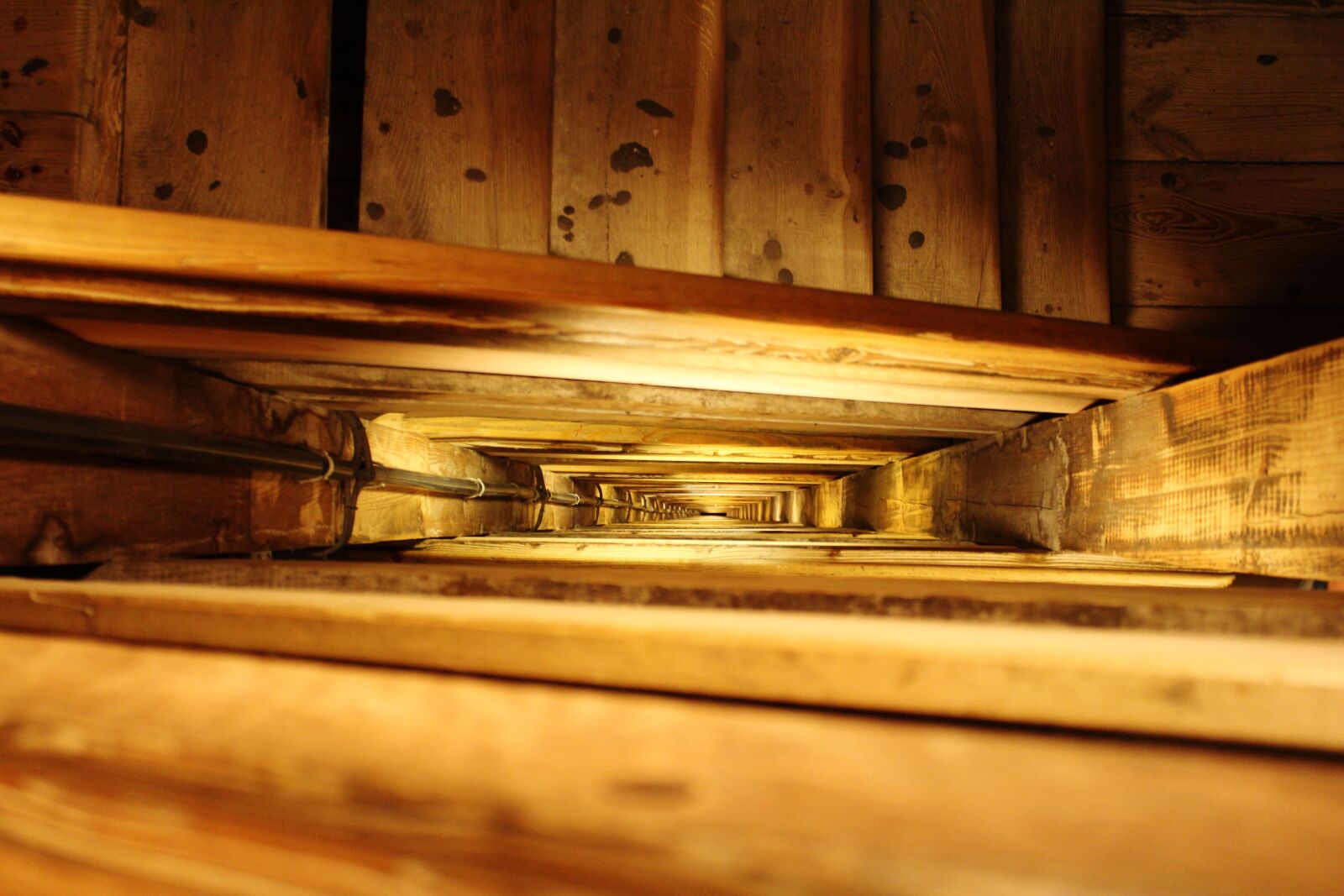 Canon EOS 600D (Rebel EOS T3i / EOS Kiss X5) sample photo. Stairs, descent, mine photography