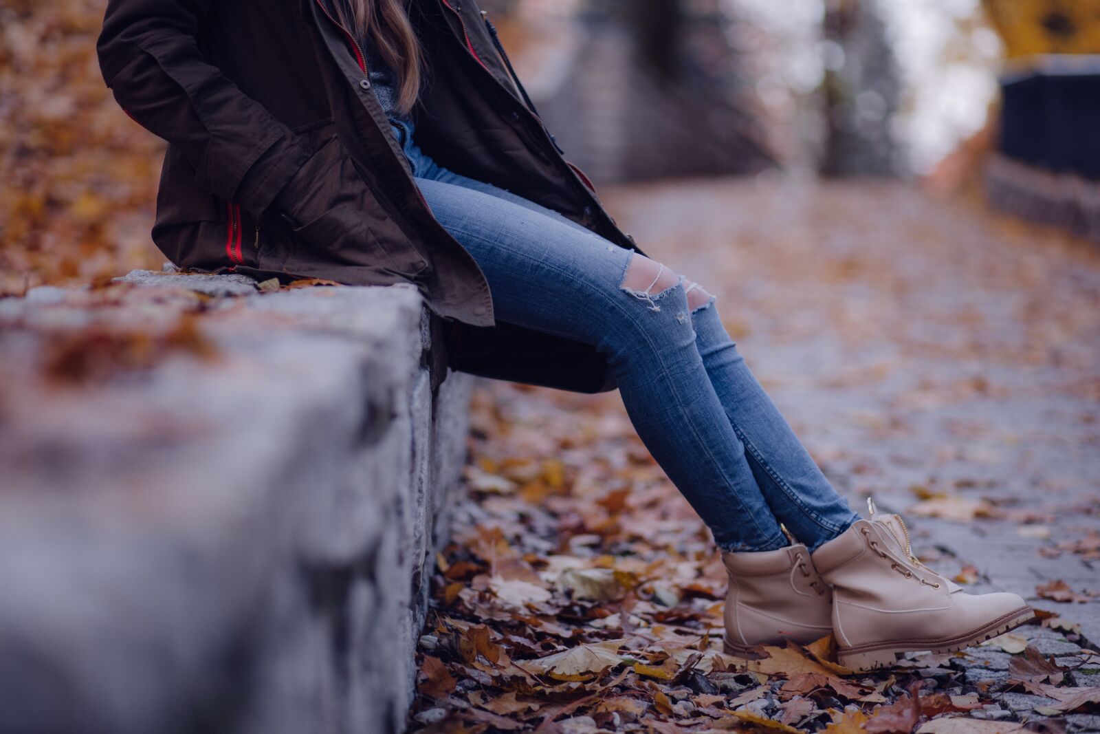 Canon EF 85mm F1.8 USM sample photo. Adult, blur, fall photography