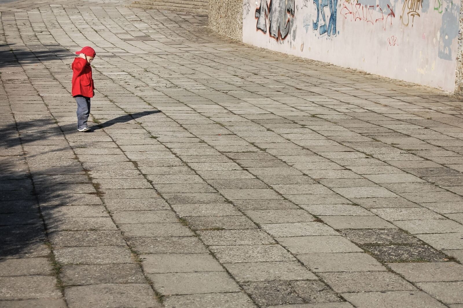 Nikon D40 sample photo. Child, plate, concrete, shadow photography