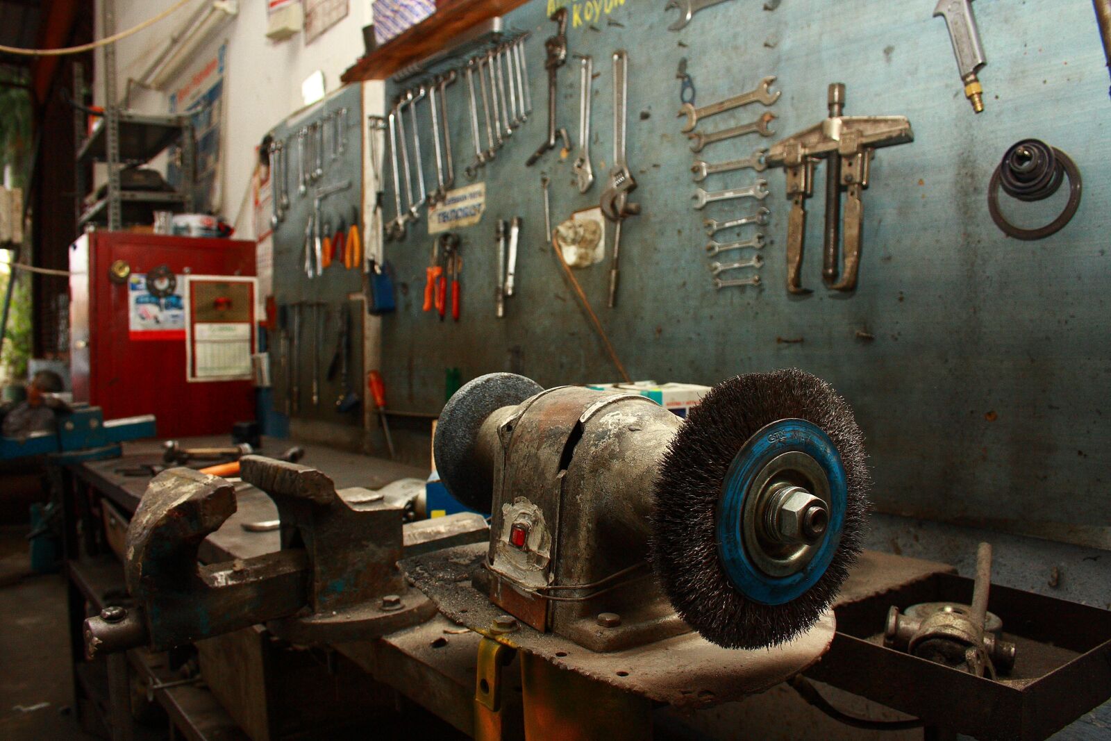 Canon EOS 40D sample photo. Car, garage, old photography