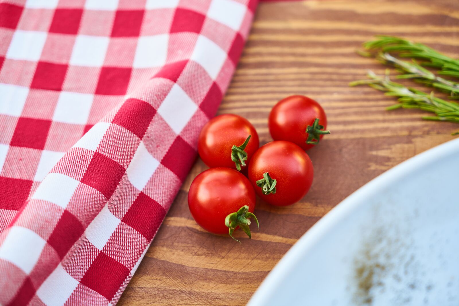Sony a7R II sample photo. Table, tomato, food photography