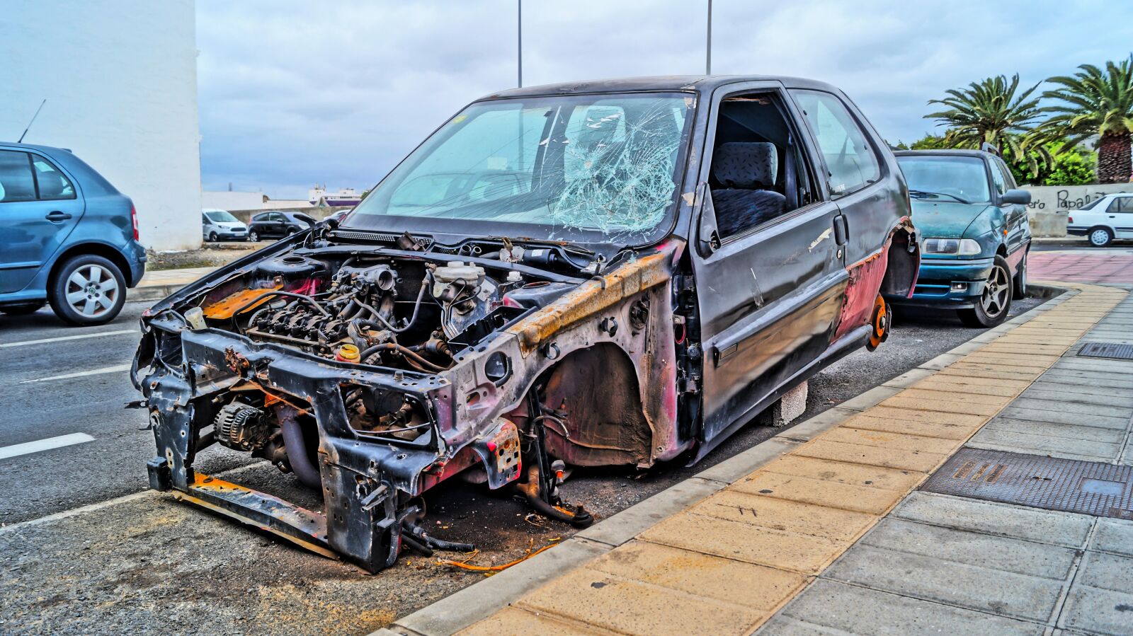 Sony DT 18-55mm F3.5-5.6 SAM II sample photo. Car, destroyed, parked photography