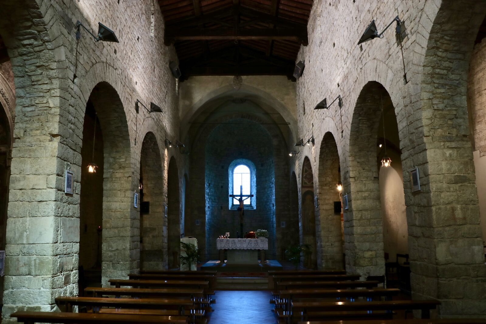 Canon EF-S 18-135mm F3.5-5.6 IS USM sample photo. The nave, church, altar photography
