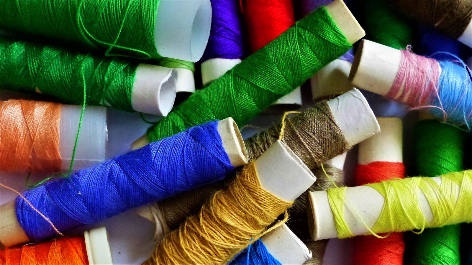 Panasonic Lumix DMC-FZ200 sample photo. Wire, textile, couture photography