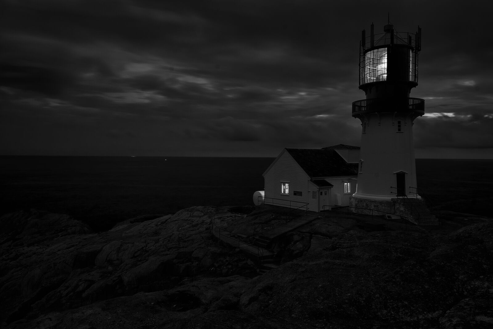 Sony E 18-55mm F3.5-5.6 OSS sample photo. Lighthouse, sea, ocean photography