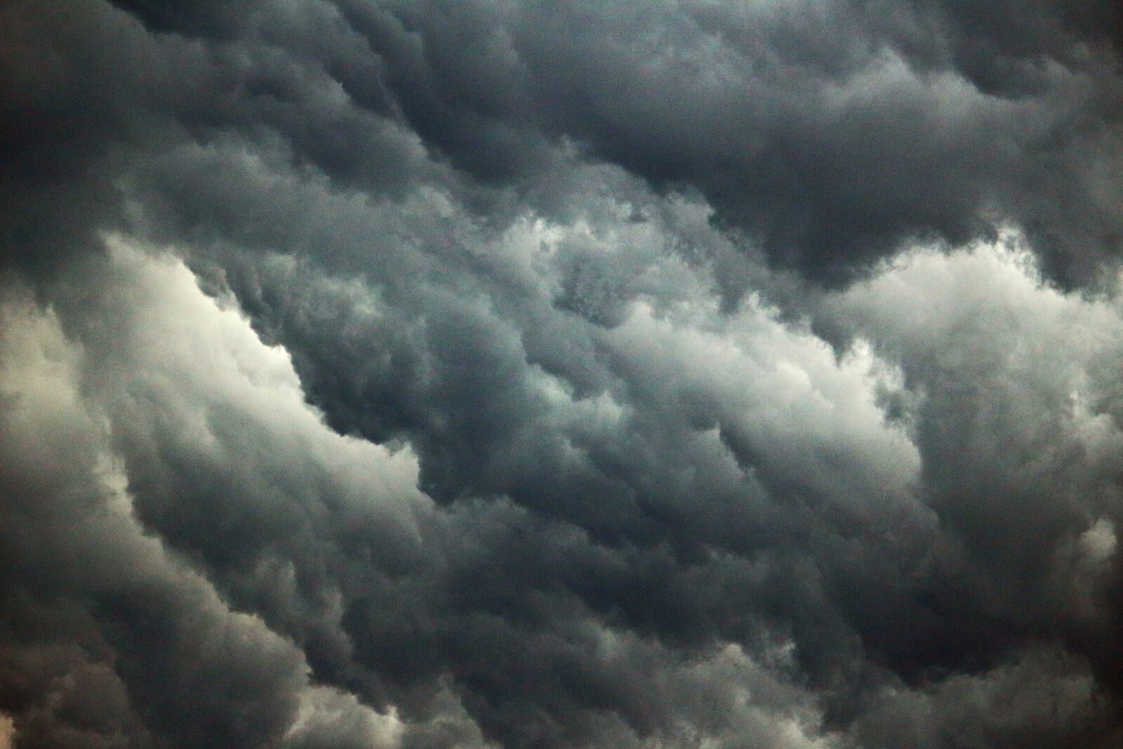 Canon EOS 100D (EOS Rebel SL1 / EOS Kiss X7) sample photo. Clouds, forward, sky photography