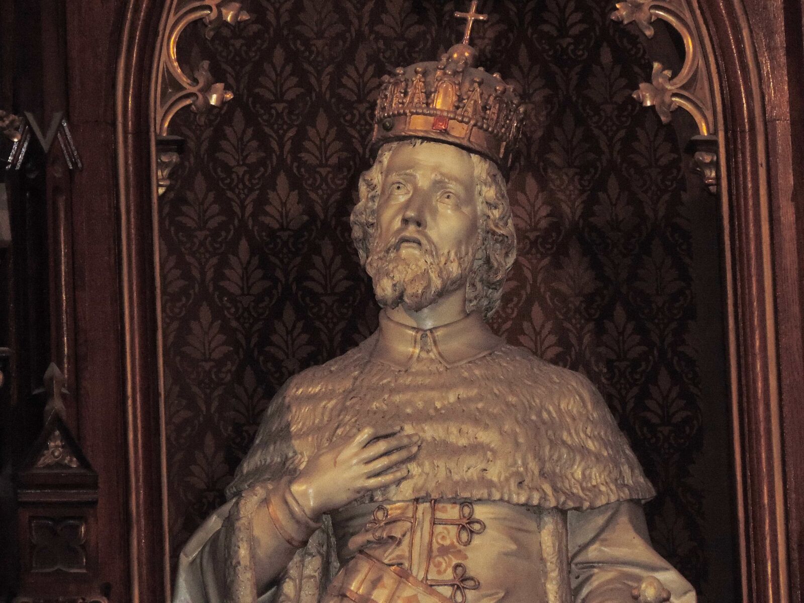 Nikon Coolpix P520 sample photo. Catholic, crown, king, royalty photography