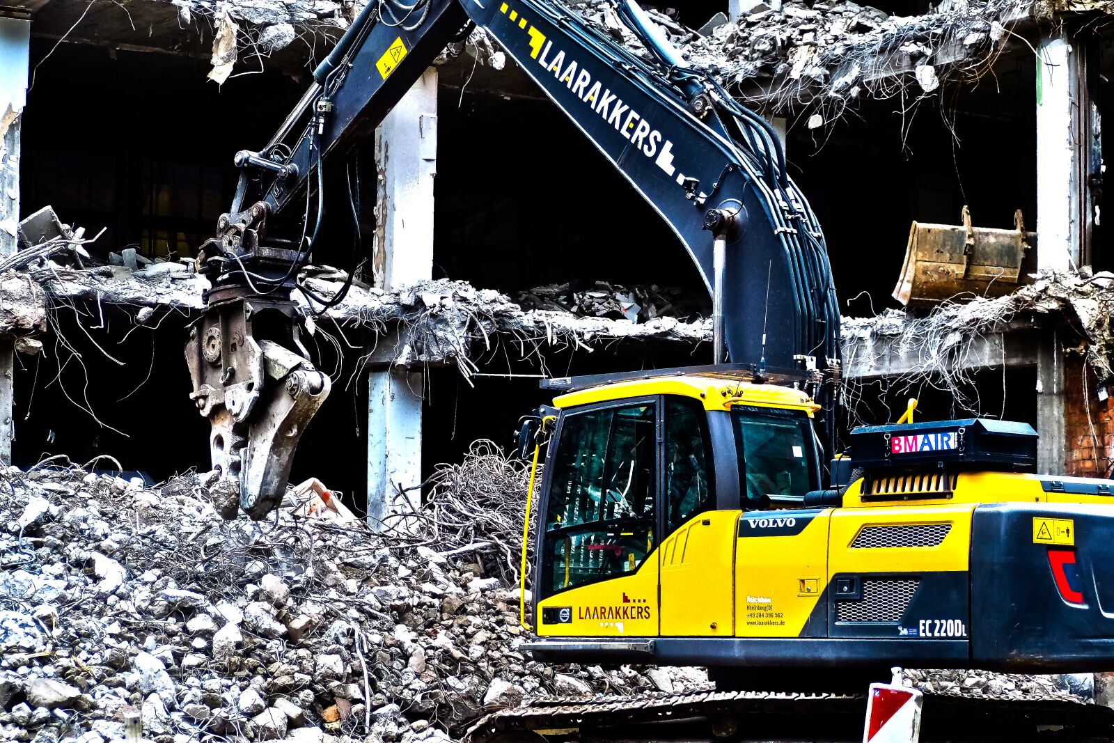 Olympus OM-D E-M10 sample photo. Site, demolition, excavators photography