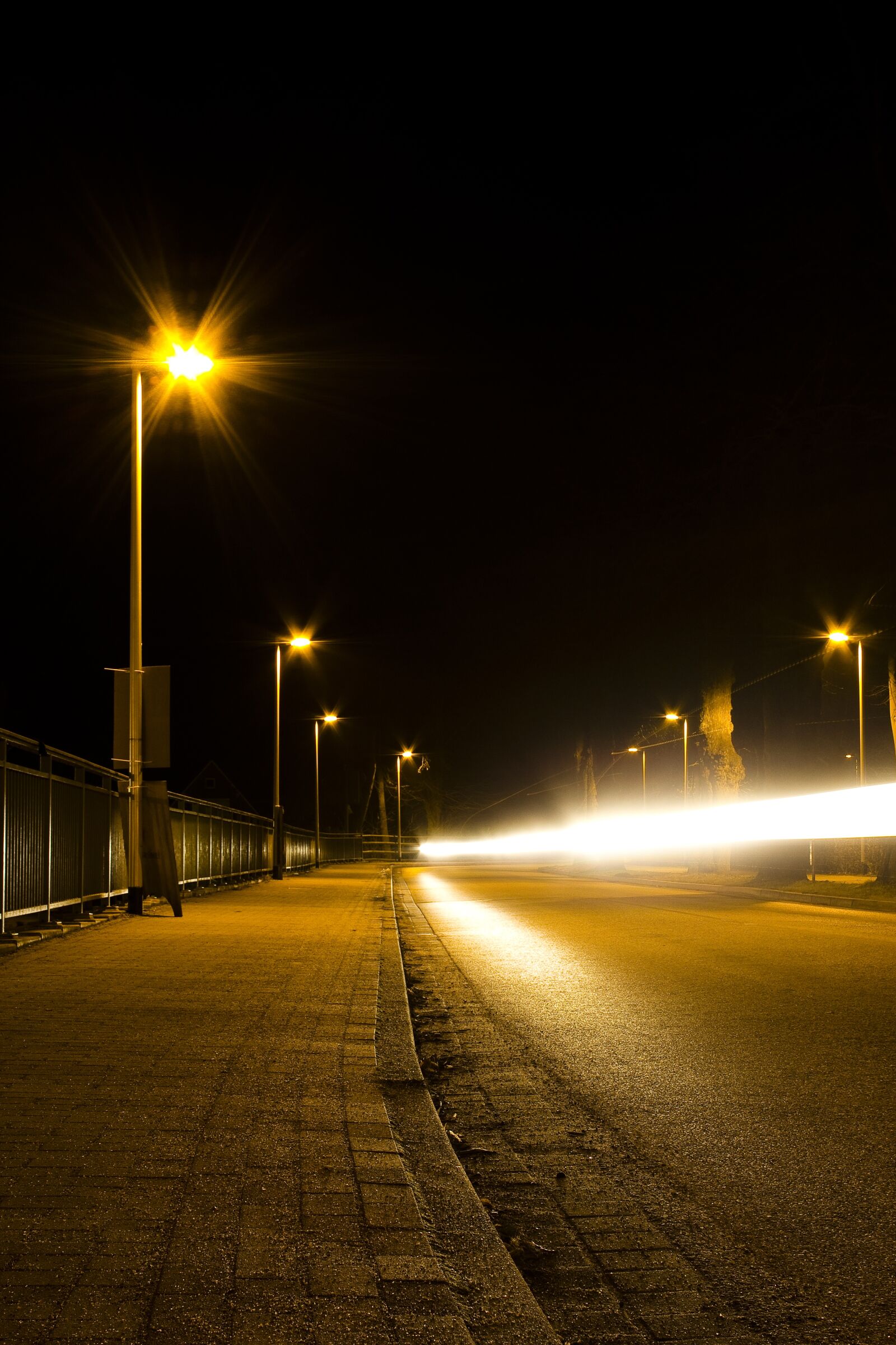 Canon EOS 600D (Rebel EOS T3i / EOS Kiss X5) sample photo. Street at night, road photography