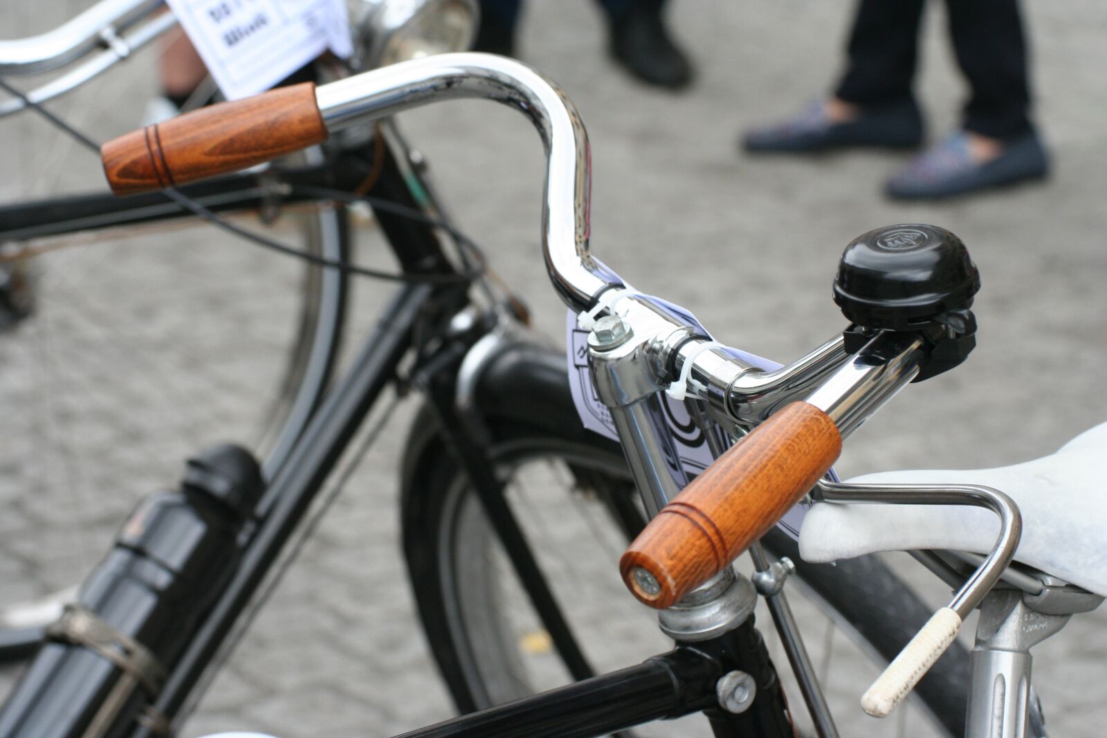 Canon EOS 350D (EOS Digital Rebel XT / EOS Kiss Digital N) sample photo. Handlebars, wooden handle, bike photography