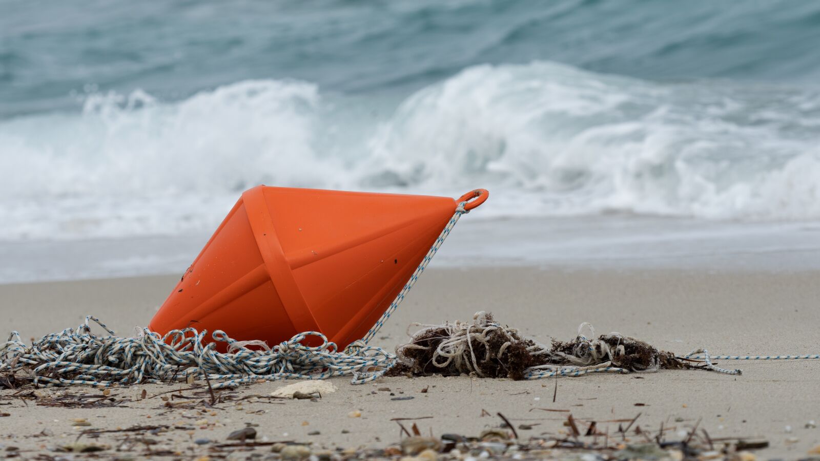 Olympus OM-D E-M1 Mark II + Olympus M.Zuiko Digital ED 40-150mm F2.8 Pro sample photo. Boje, warning signal, sea photography