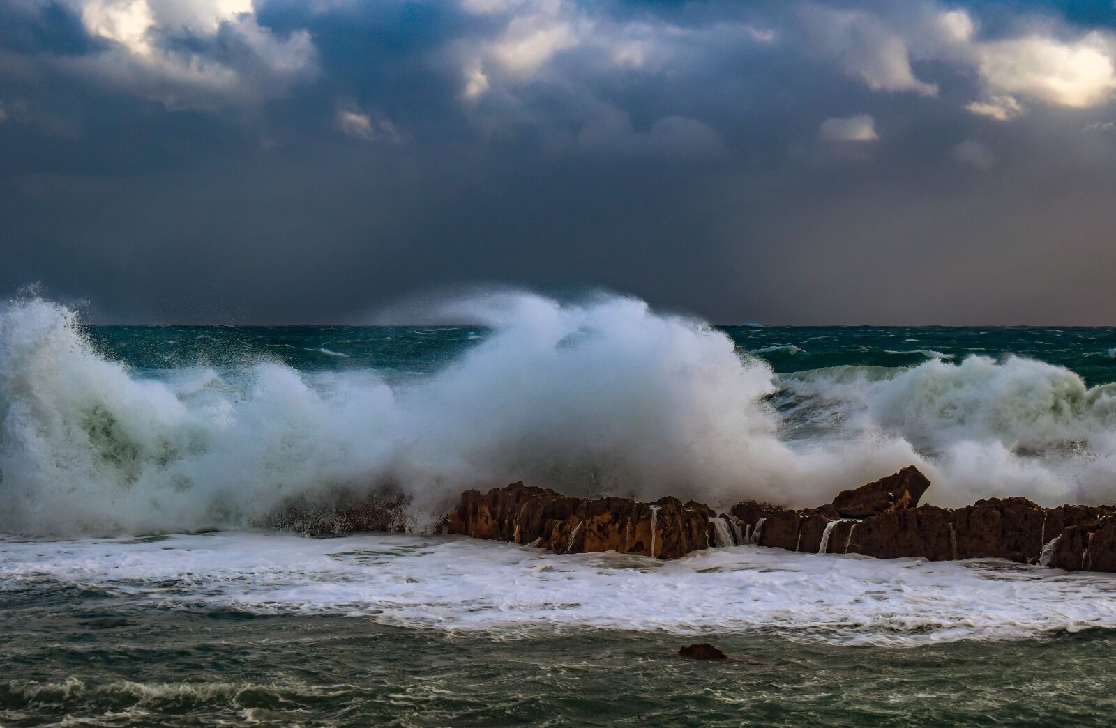 Nikon D3300 sample photo. Wave, crushing, wild photography