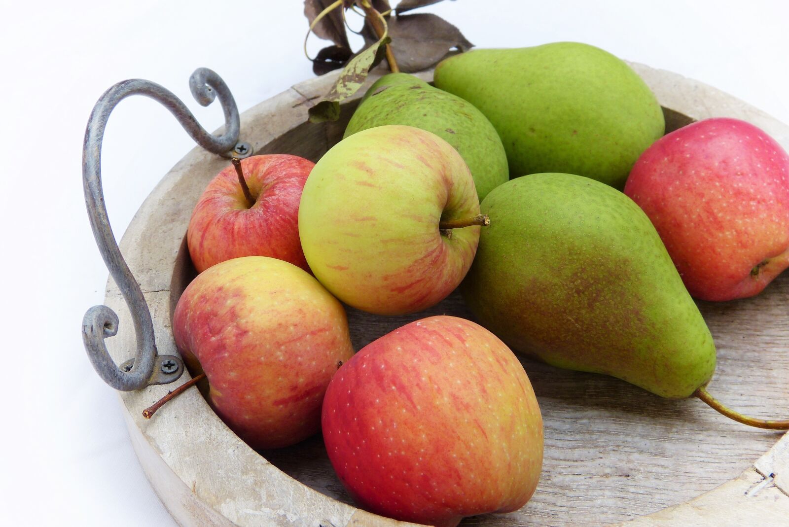 Panasonic Lumix DMC-FZ150 sample photo. Apple, pear, tray photography