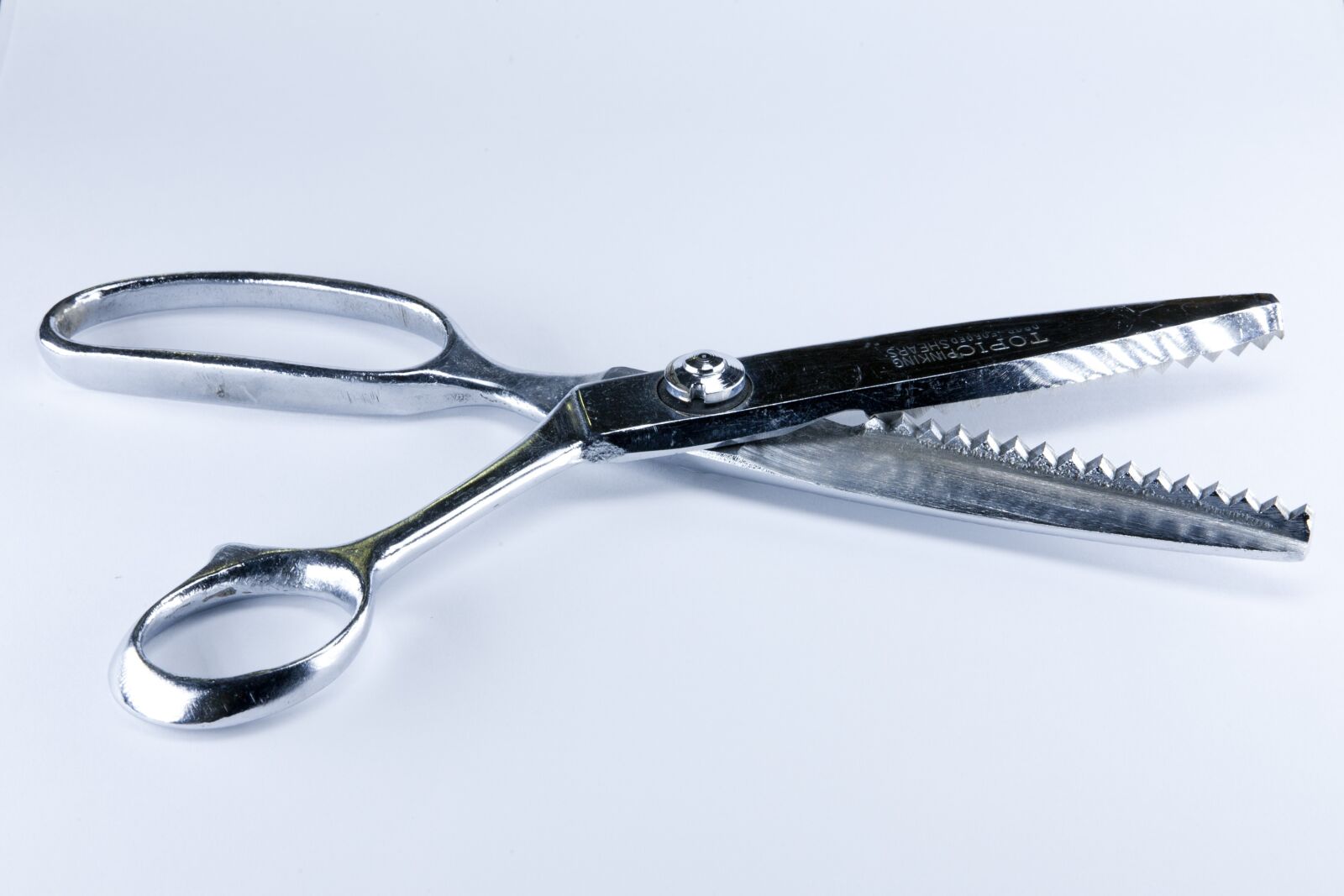 Canon EOS 5D sample photo. Scissors, pinking scissors, cutting photography