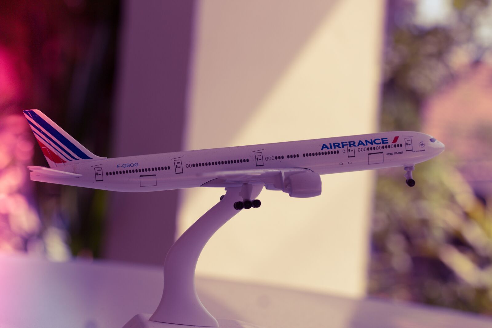 Canon EOS 700D (EOS Rebel T5i / EOS Kiss X7i) + Canon EF 50mm F1.8 STM sample photo. Model, airplane, flight pattern photography
