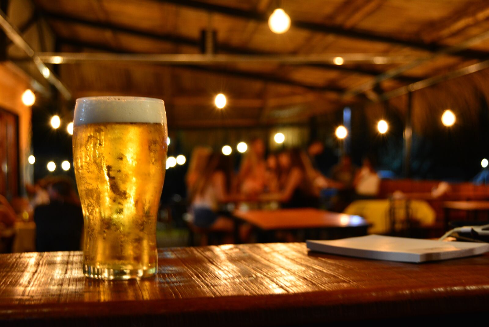 Nikon D5200 sample photo. Barra, luz, cerveza photography