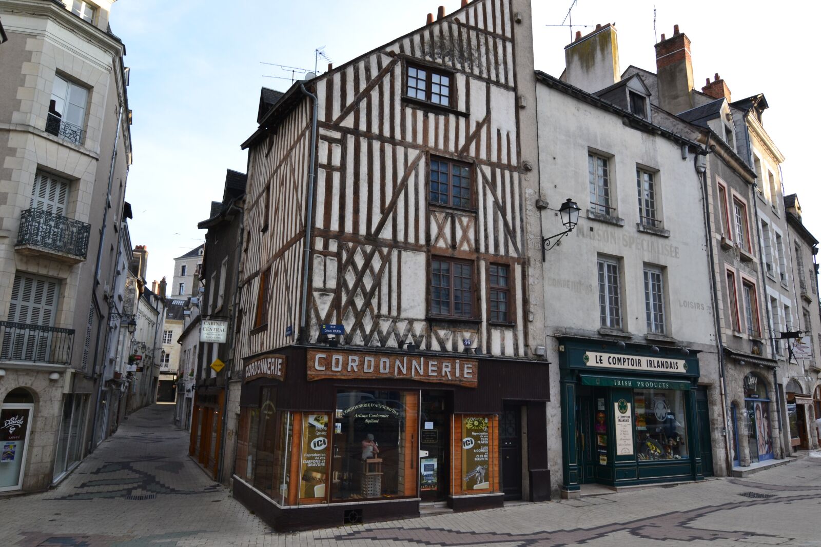 Nikon D3100 sample photo. Medieval street, shoe repair photography
