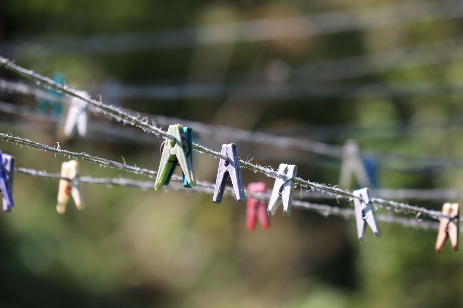 Canon EF 70-300 F4-5.6 IS II USM sample photo. Clothespin, wire, blue photography