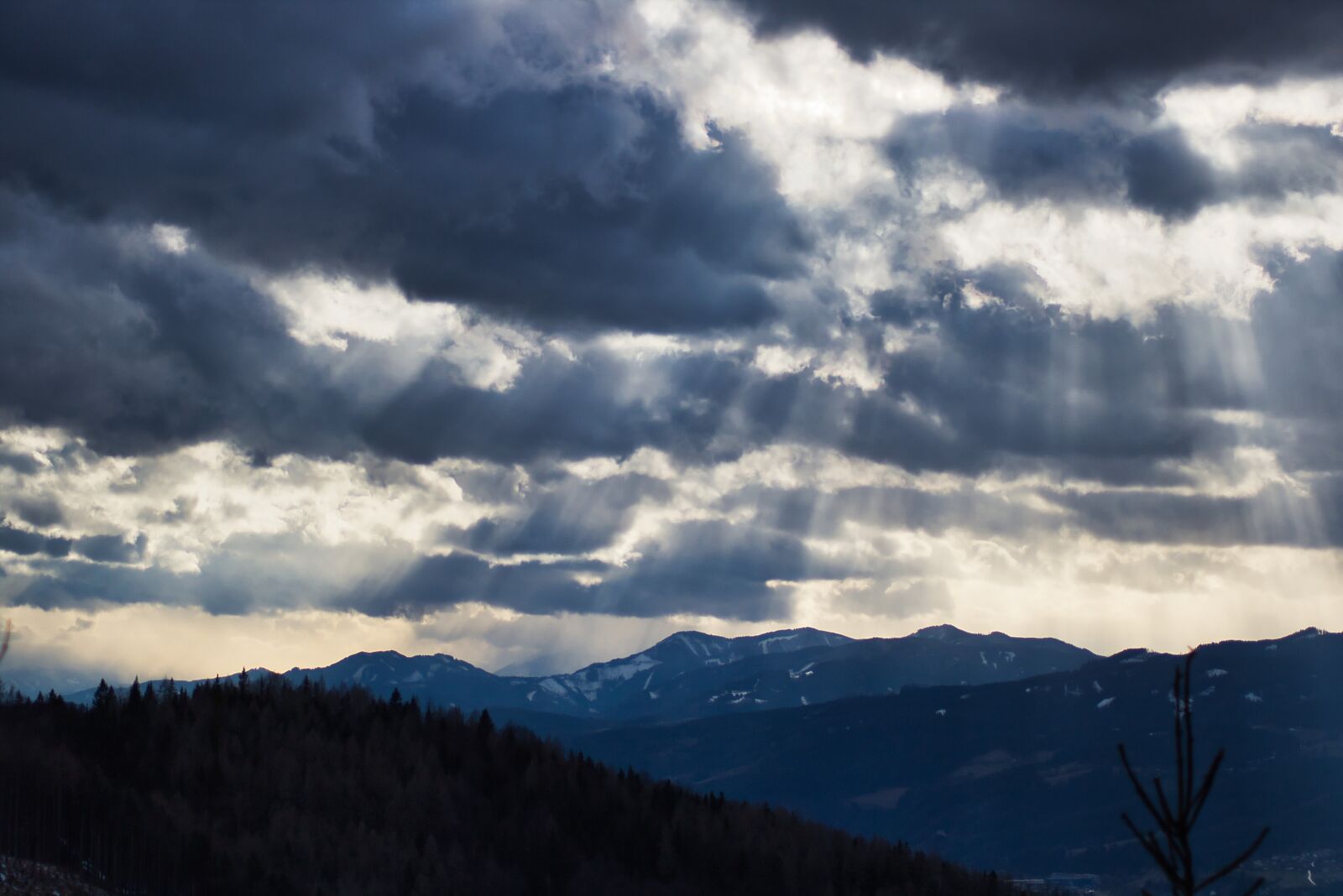 Canon EOS 750D (EOS Rebel T6i / EOS Kiss X8i) sample photo. Sunbeam, mountains, sky photography