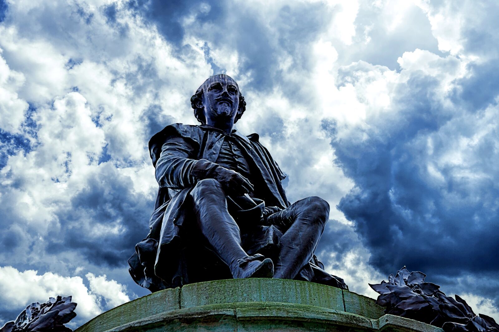 Sigma 30mm F2.8 EX DN sample photo. Shakespeare, statue, blue cloudy photography